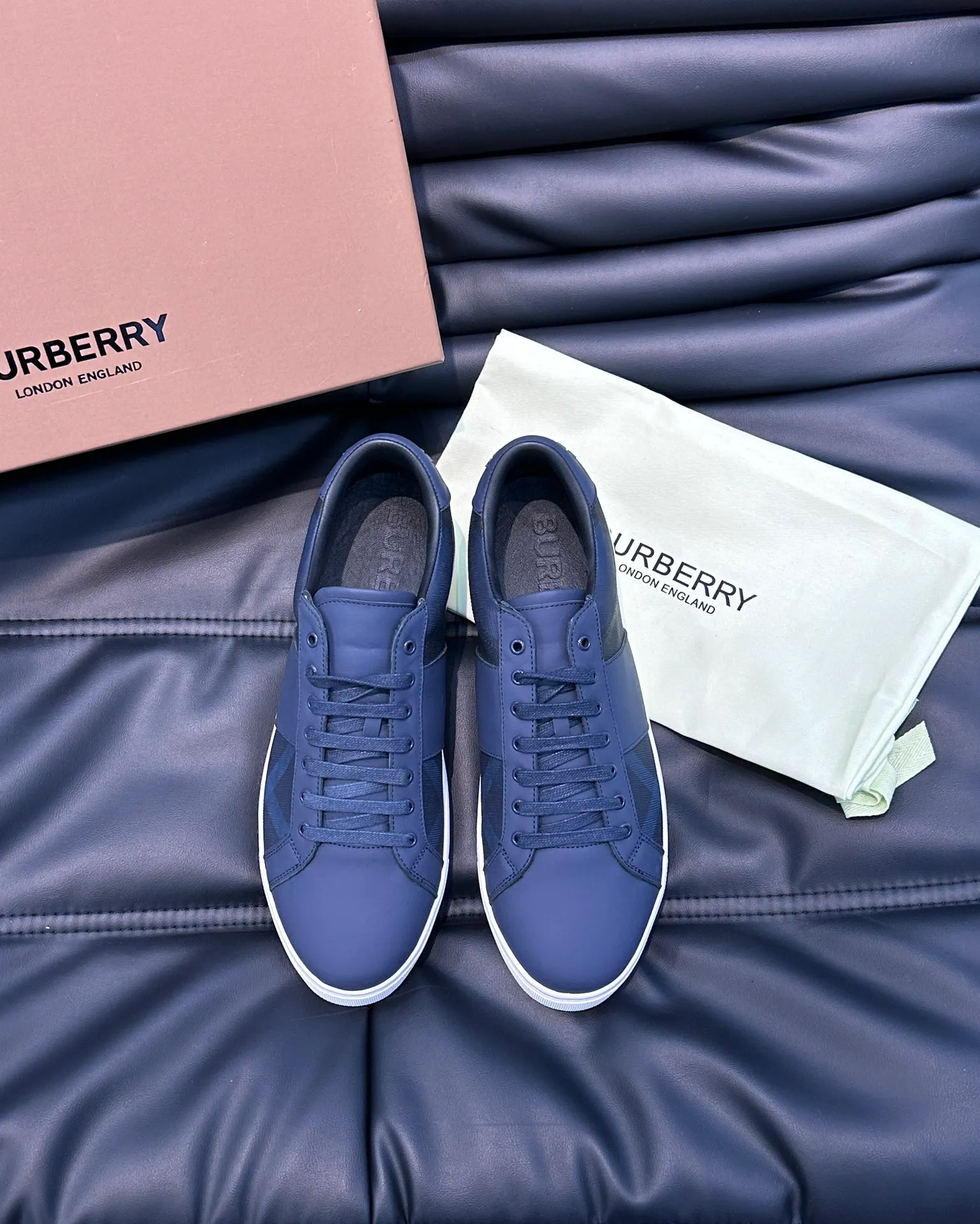 ¥380 B's men's classic low-top sneakers are reinterpreted in Vintage plaid cotton material and decorated with a new brand logo. First-layer cowhide lining, embossed Burberry logo on the heel, and original TPU outsole! Size: 38-44 (45 46 customized)